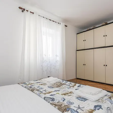 Three-bedroom In 希贝尼克