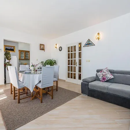 Three-bedroom In Appartement *