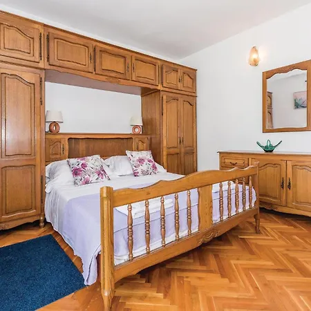 Three-bedroom In Lägenhet