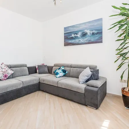 Three-bedroom In Lägenhet *