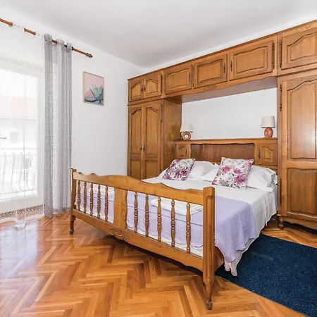 Three-bedroom In 公寓