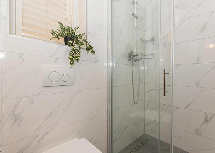 Three-bedroom In * שיבניק