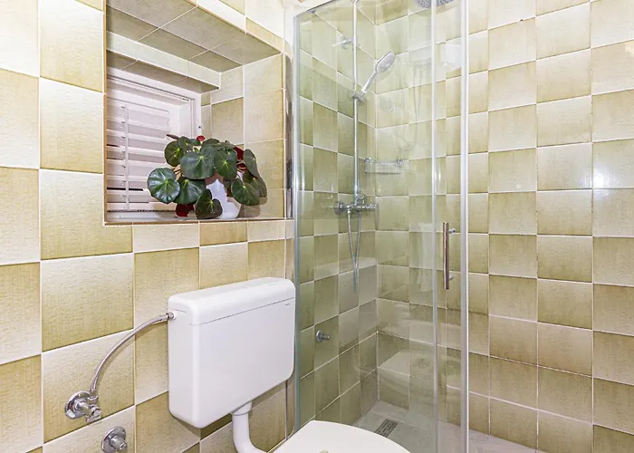 Three-bedroom In דירה