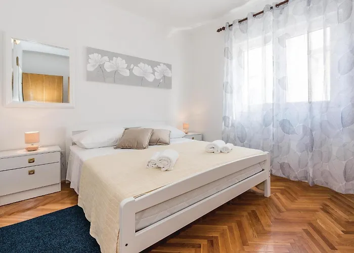 Apartment Three-bedroom In Sibenik